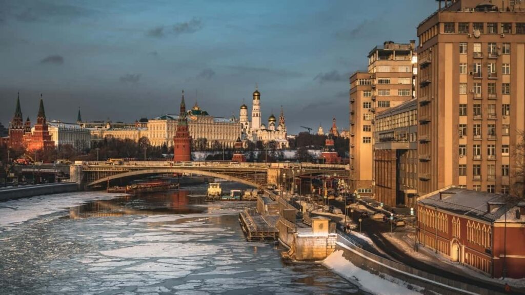 Guia practica per a creadors a Espanya que volen contactar marques del Peru via Zalo i produir videos curts de marca: estrategia, missatges, seguretat i exemples reals.