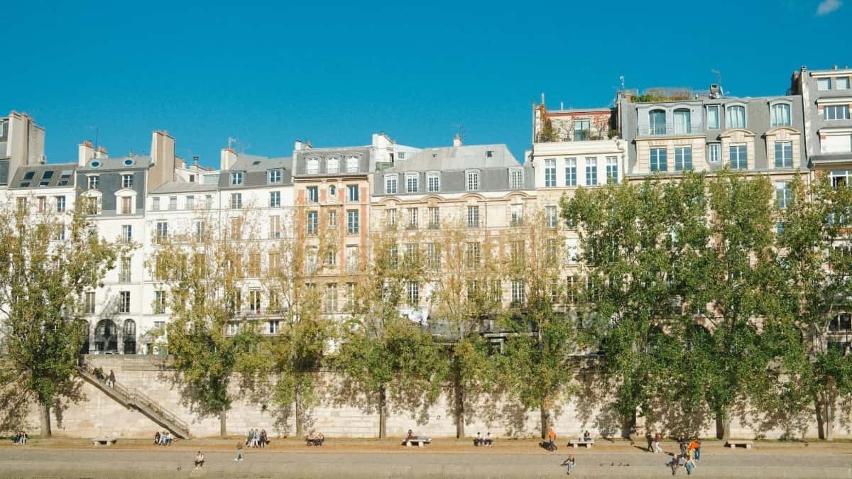 Marques i agencies: trobar creadors Clubhouse EAU per audiències niche