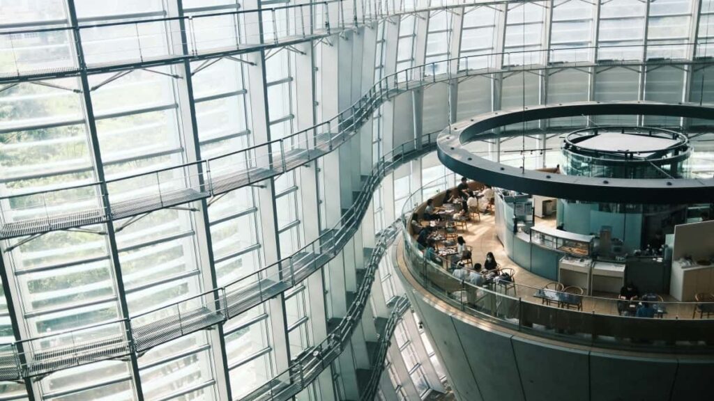 Guia practica per a marques a Espanya que volen localitzar i collaborar amb creators d'OnlyFans de Qatar per promocionar noves colleccions de roba, amb riscos legals i estrategics.