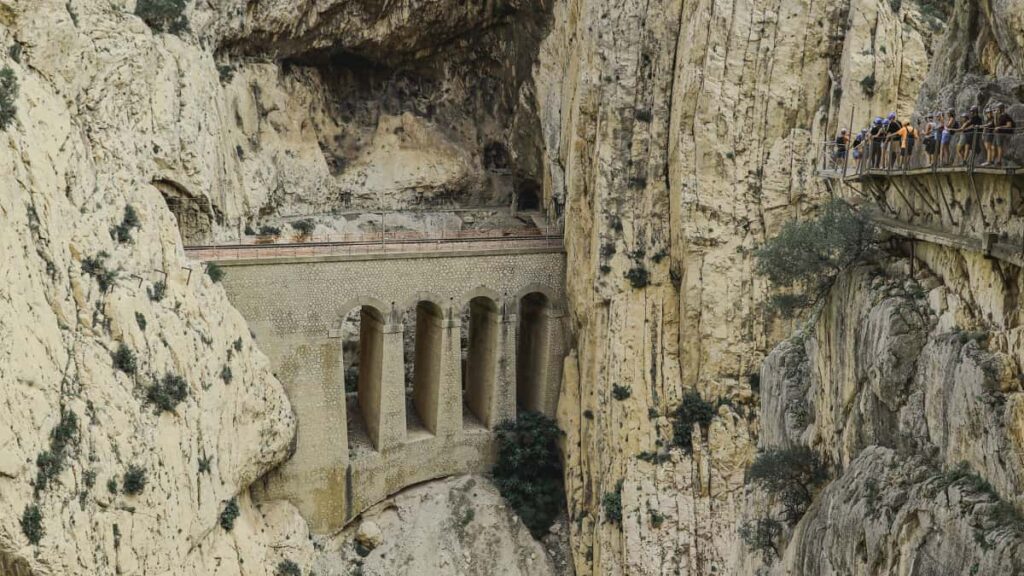 Guia practica per a creadors espanyols: com localitzar i contactar marques d'Iraq a Bilibili per fer wardrobe haul videos amb estrategies, exemples i riscos.