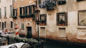 Guia practica per a marques a Espanya: com localitzar i validar creators a Qatar vinculats a Hulu per promocionar linies de suplements; riscos, canals i estrategia.