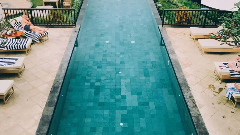 Guia practica per a creadors a Espanya que volen arribar a marques de Bahrain a Disney Plus per fer unboxings i testimonials. Estrategies, contactes i riscos legals.