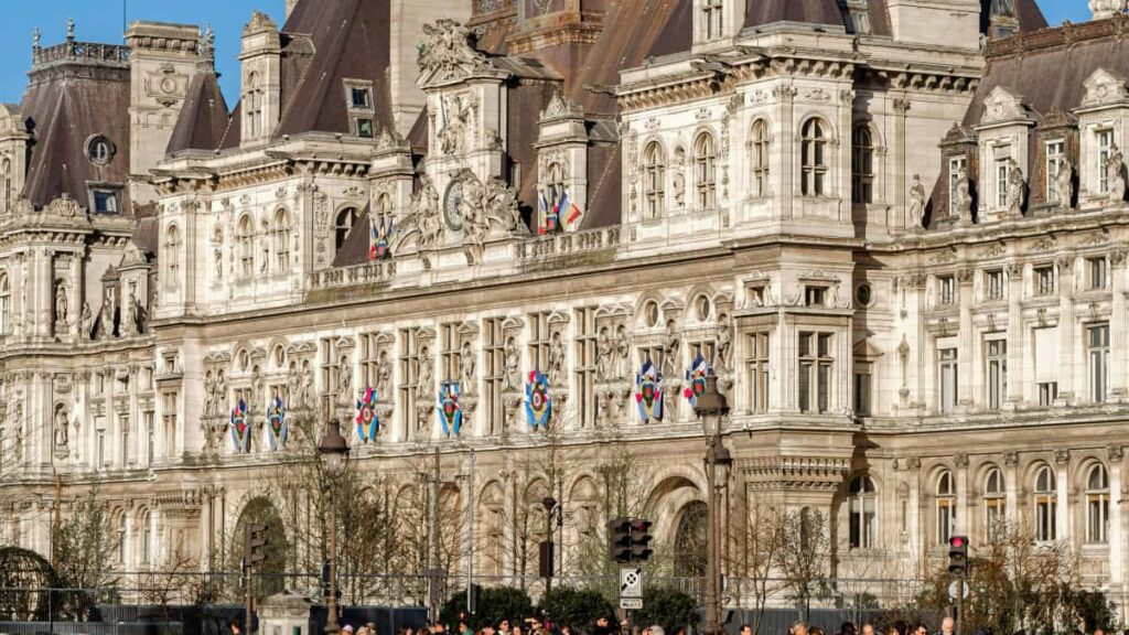 Guia practica per a anuncis a Espanya: on buscar creadors tailandesos a ShareChat, risc de scams virals i estrategies per aconseguir videos amb potencial viral.